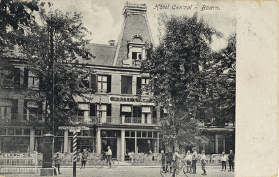 7646 Gezicht op de voorzijde van het Hotel Central aan de Brink te Baarn uit het zuiden.N.B. Tot omstreeks 1915 luidde ...